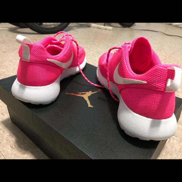 Nike Pink Roshe Running Shoe Size 5Y - Picture 4 of 6